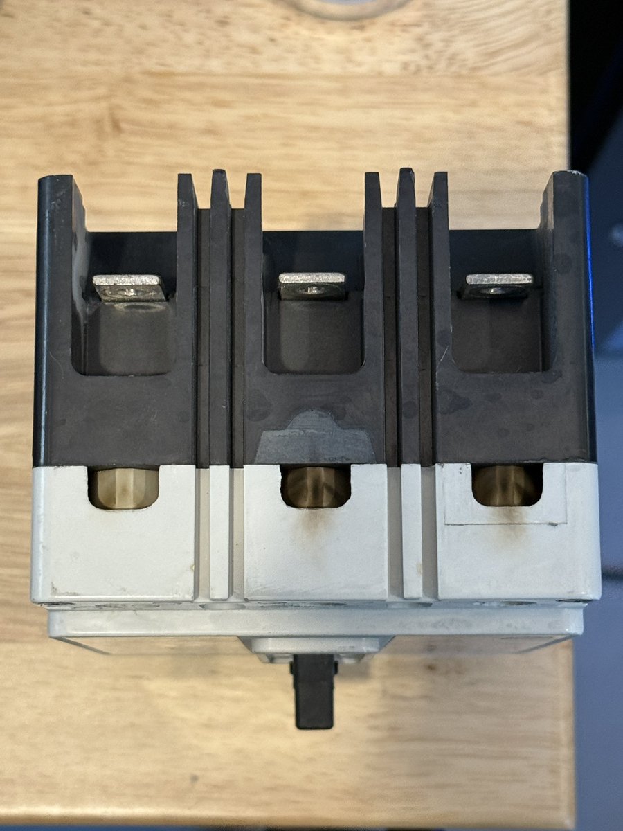 jonathan_boring's tweet photo. @eatoncorp 125A breaker failing consistently at 91A. Only 3 years old. Had to replace.

What’s your warranty? https://t.co/LjtbsZzNsT