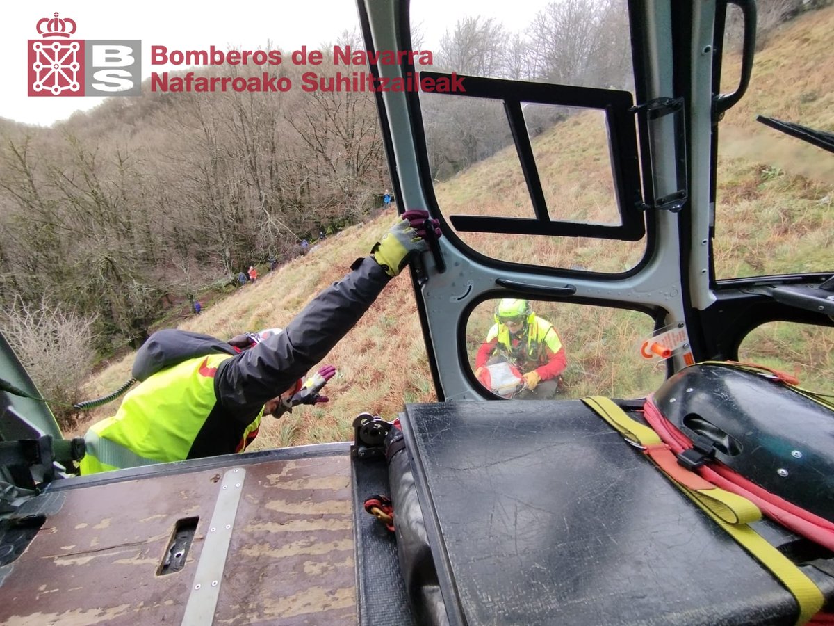 bomberos_na's tweet photo. Intervenimos la mañana del domingo en #Areso para rescatar a un senderista con un golpe en la cara en #Azinziniturri 

Se le rescata con grúa corta y arnés

#GRTNavarra
#SVB https://t.co/FbwkPFuhaB