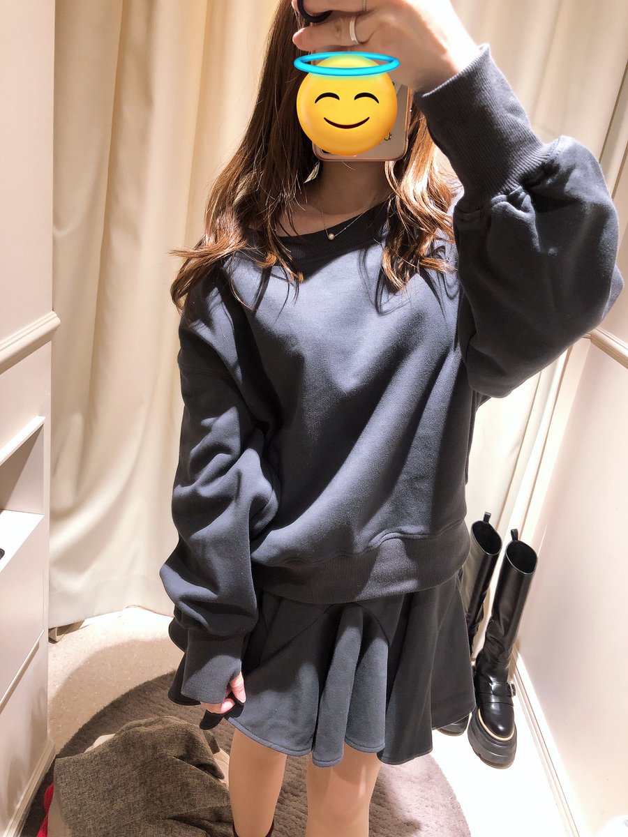 mayukoko5's tweet photo. 絶対ぜったいに買うつもりなかったこれ、着たら買っちゃったよね
この色なら着れる着れる😶
サムホール付きなのがいい、すき https://t.co/9FCdXqq0u7