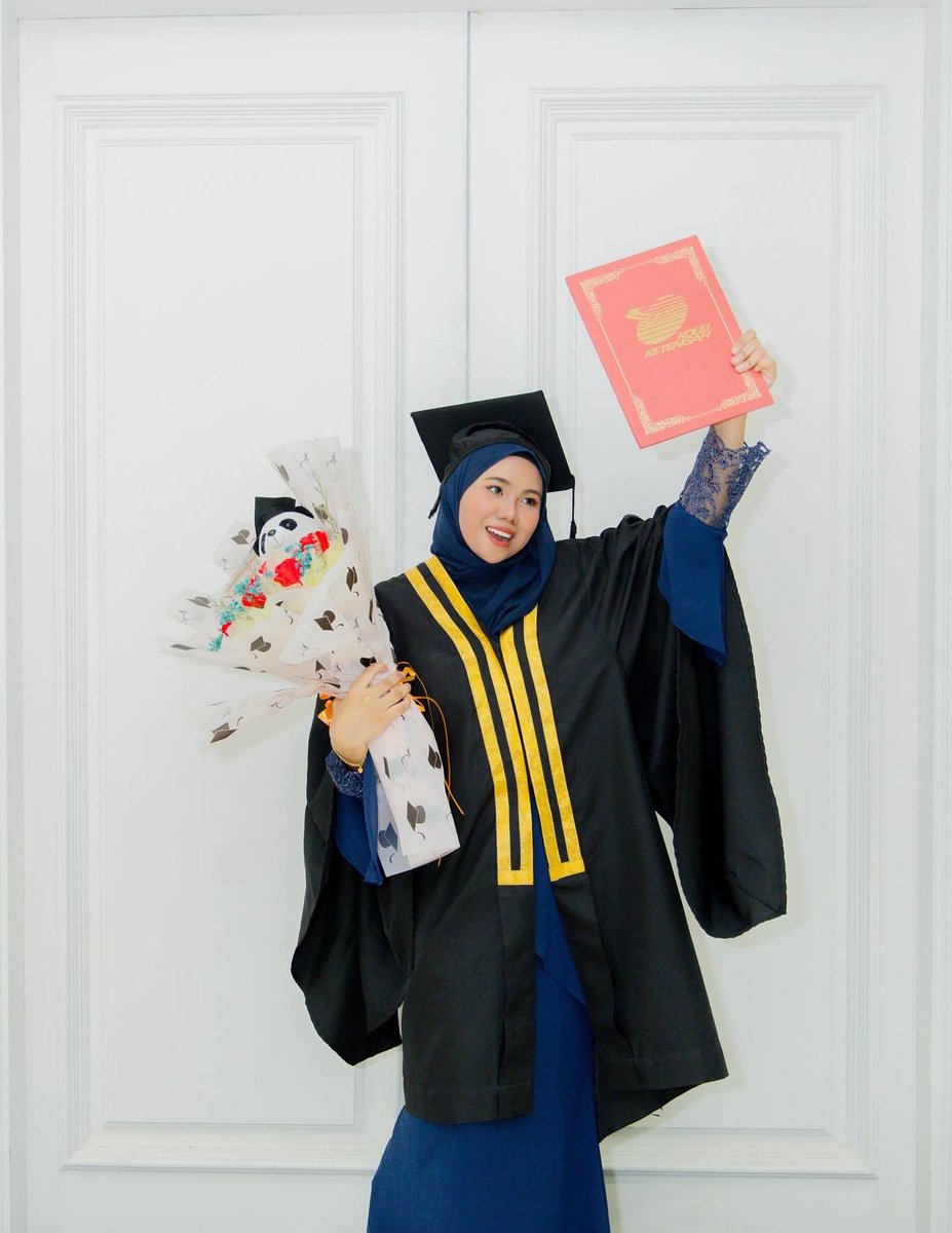 omoijah's tweet photo. diploma era is totally done ! https://t.co/8XvDfYRKpO