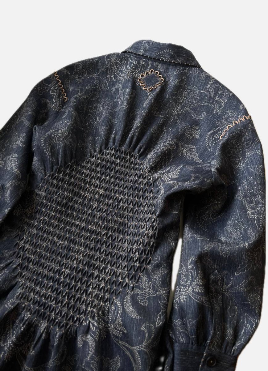 danaton's tweet image. вам срочно нужно увидеть какие божественные вещи шьёт моя девушка ❤️ я так горжусь её золотыми руками

это, например, платье-рубашка с ручными защипами и дополнительными украшениями