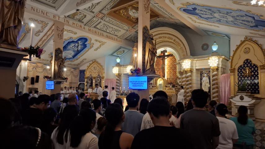 PTVph's tweet photo. TINGNAN: Dinagsa ng mga Katoliko ang unang araw ng tradisyunal na Simbang Gabi sa Ina ng mga Dukha Parish sa Western Bicutan, Taguig City ngayong Linggo, Dec. 15. | via Bernard Ferrer https://t.co/FFfuutYnvG