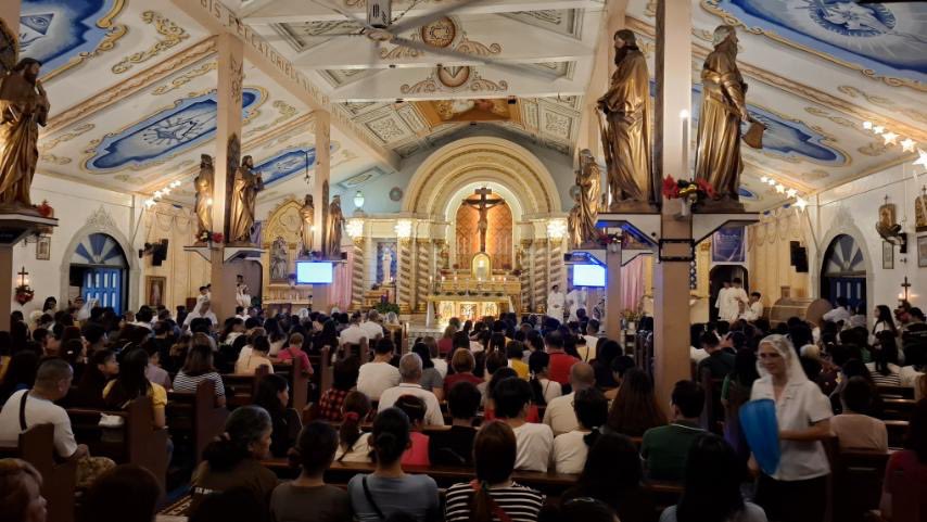 PTVph's tweet photo. TINGNAN: Dinagsa ng mga Katoliko ang unang araw ng tradisyunal na Simbang Gabi sa Ina ng mga Dukha Parish sa Western Bicutan, Taguig City ngayong Linggo, Dec. 15. | via Bernard Ferrer https://t.co/FFfuutYnvG