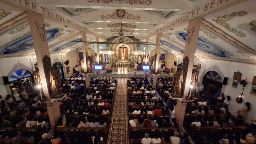 PTVph's tweet photo. TINGNAN: Dinagsa ng mga Katoliko ang unang araw ng tradisyunal na Simbang Gabi sa Ina ng mga Dukha Parish sa Western Bicutan, Taguig City ngayong Linggo, Dec. 15. | via Bernard Ferrer https://t.co/FFfuutYnvG