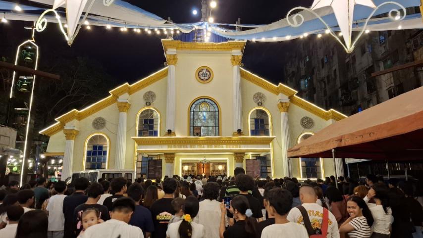 PTVph's tweet photo. TINGNAN: Dinagsa ng mga Katoliko ang unang araw ng tradisyunal na Simbang Gabi sa Ina ng mga Dukha Parish sa Western Bicutan, Taguig City ngayong Linggo, Dec. 15. | via Bernard Ferrer https://t.co/FFfuutYnvG