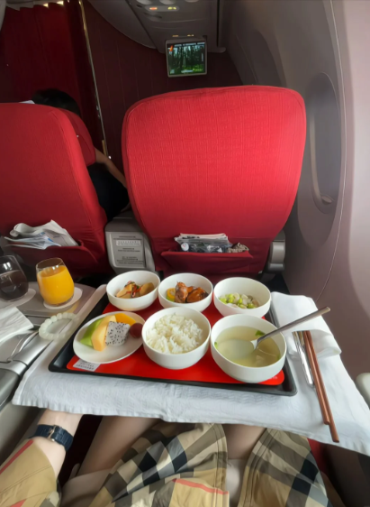 AnnaOnlyL's tweet image. When you miss your hometown and the people there, go back and have a look. Time is passing by little by little, and the people you want to see are also getting older.