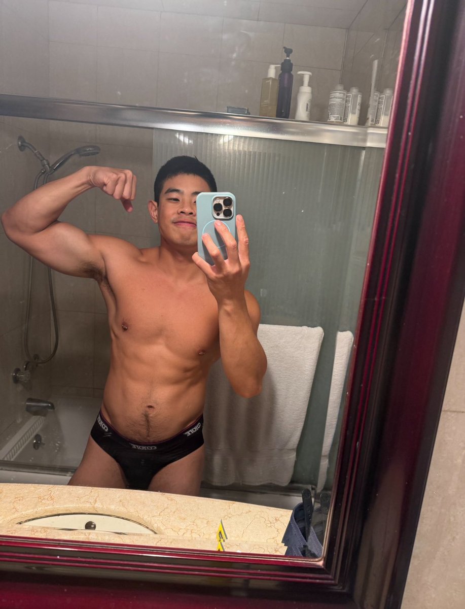 Reign442A's tweet photo. Comment hi and I’ll dm u a surprise pics 😜 https://t.co/GXWAIfkKLH