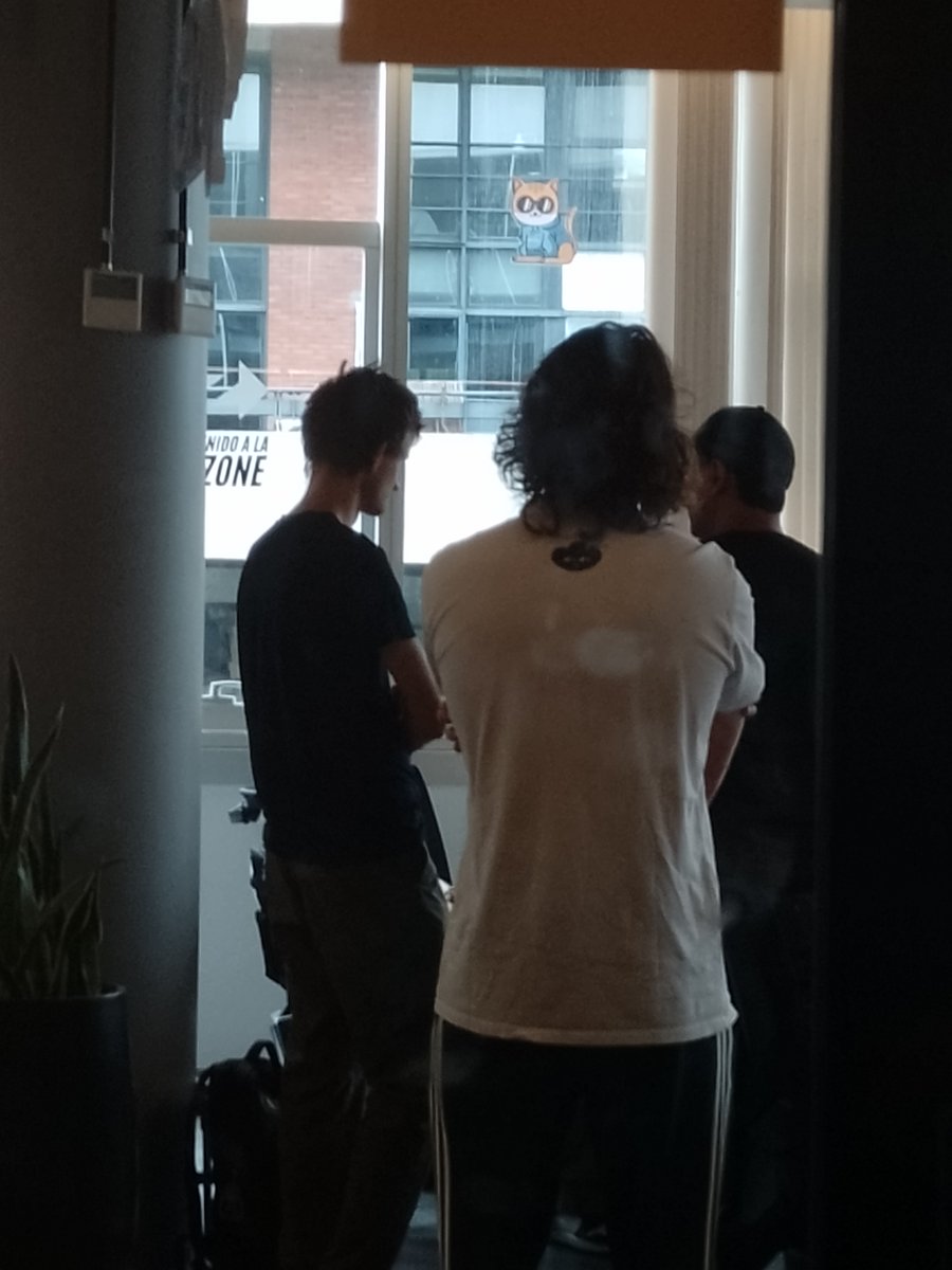 venehsoftw's tweet photo. One of the unusual situations that one can get by participating in a Hackathon in Argentina, thanks to the people at Aleph Crecimiento. #Blockchain #Ethereum #Crypto #SmartContract #Wallet #Descentralization #venehsoftw @venehsoftw 👍🚀👊😉💪👍😀😎 https://t.co/StjTDNnvji