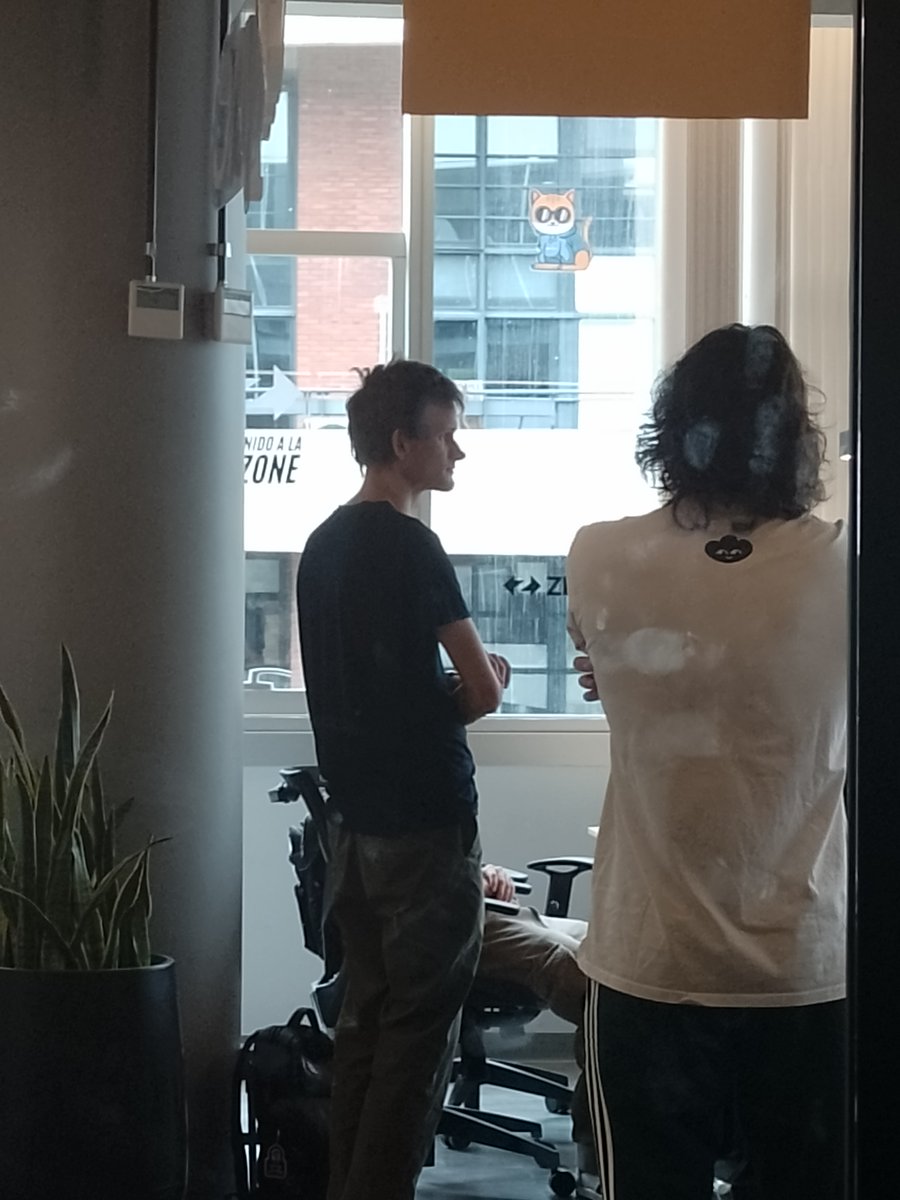 venehsoftw's tweet photo. One of the unusual situations that one can get by participating in a Hackathon in Argentina, thanks to the people at Aleph Crecimiento. #Blockchain #Ethereum #Crypto #SmartContract #Wallet #Descentralization #venehsoftw @venehsoftw 👍🚀👊😉💪👍😀😎 https://t.co/StjTDNnvji