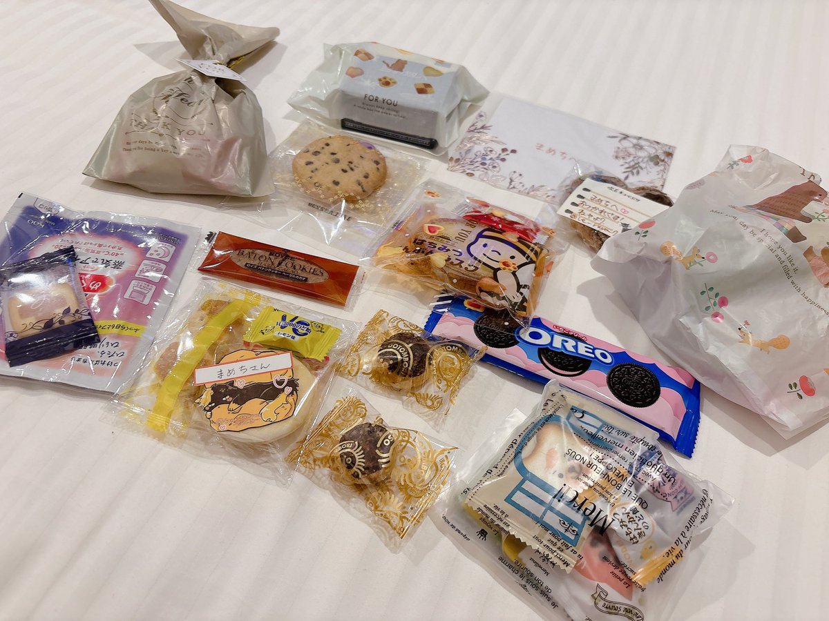 Mamechi44's tweet photo. 改めて、本日はありがとうございました！！初めてのサークル参加でわからないことばかりでしたが、皆様のおかげでとても楽しい1日を過ごすことができました🙏✨✨
サークルにお越しくださった方、差し入れをくださった方、そしてグッズをご購入くださった方、本当にありがとうございました！！ https://t.co/xwS85nZWMb