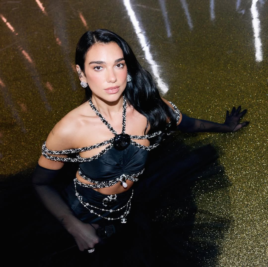 DUALIPA's tweet photo. Tonight is the night!!!!! Tune in for an evening with me tonight on CBS!!! 🌹 8.30pm ET and 8pm PT DON’T MISS IT!!!!! 💋💋 https://t.co/VKR9IeQepK