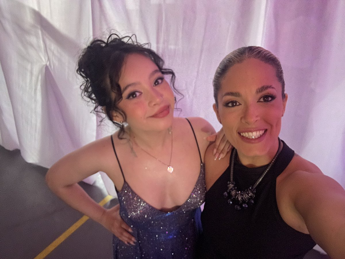 VanesaZeballes's tweet photo. Recuerdos de una noche muy especial, culminando una etapa hermosa de tu vida hija.
Verte crecer y vernos crecer, te mereces lo mejor siempre en la vida.
Sos hermosa!
Te Amo eternamente 🫶🏻 cuida siempre tu corazón.
#egreso #egresados #fiestadeegreso https://t.co/yWSnTHcXBn