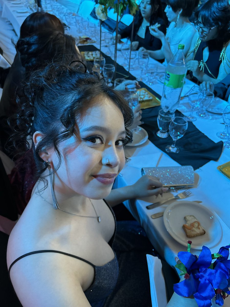 VanesaZeballes's tweet photo. Recuerdos de una noche muy especial, culminando una etapa hermosa de tu vida hija.
Verte crecer y vernos crecer, te mereces lo mejor siempre en la vida.
Sos hermosa!
Te Amo eternamente 🫶🏻 cuida siempre tu corazón.
#egreso #egresados #fiestadeegreso https://t.co/yWSnTHcXBn