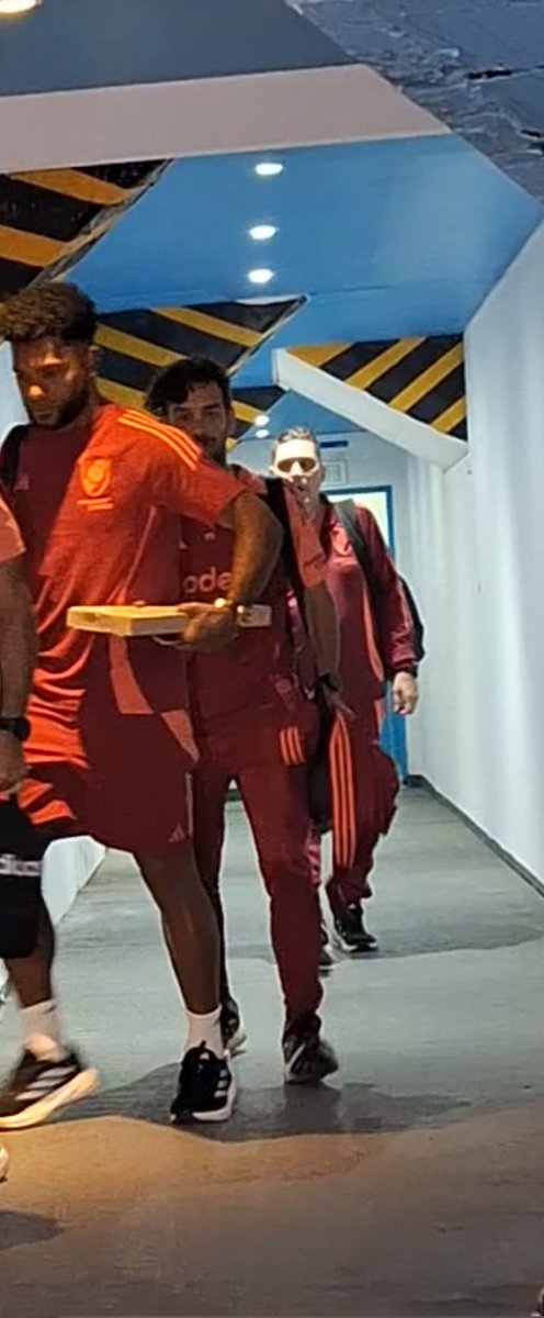maxpugliese92's tweet photo. Anoche Nicolás Fonseca se llevó varias camisetas y Borja se retiró con una caja de pizza.

📸 @codigoriver | #River https://t.co/09co8SzYFB