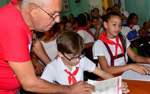 Buenos días vecino 🌞

#FidelPorSiempre: "(...) sin educación, realmente no puede haber Revolución. Y la Revolución alcanzará tanto más avance y tanto más éxito, cuanto más trabaje en el campo de la educación (...)" 

#CDRCuba #Cuba #CubaEduca
