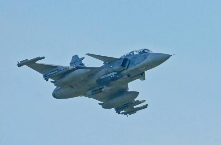 GripenNews's tweet photo. Laser guided 💯
Royal Thai Air Force #Gripen LGB #LITENING POD
Photos: RTAF 🇹🇭 https://t.co/nDc5wyY5hm