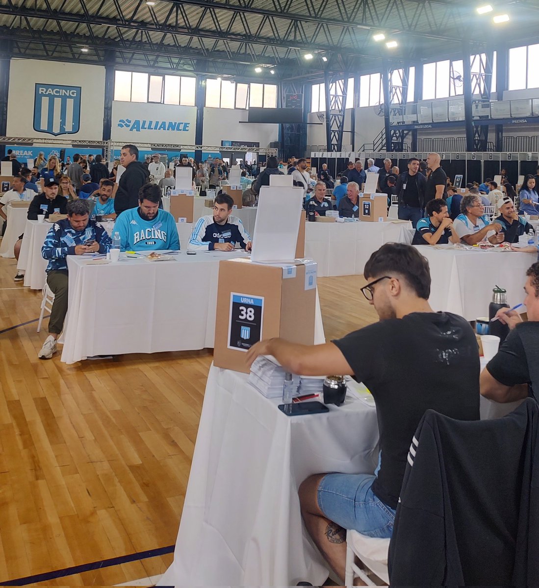 AdreloDS's tweet photo. Votando 
#EleccionesRacing https://t.co/xpyqjxnbbH