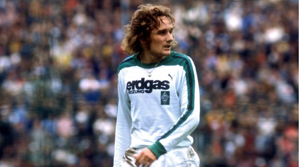 histoporte_'s tweet photo. #UnDiaComoHoy...
🇩🇰⚽️ En 1952 nació el futbolista danés Allan #Simonsen, quién logró dos Copas de Europa con el Borussia Mönchengladbach. En 1977 obtuvo el Balón de Oro, siendo el único futbolista de su país en lograrlo https://t.co/tsbRjH6yk8