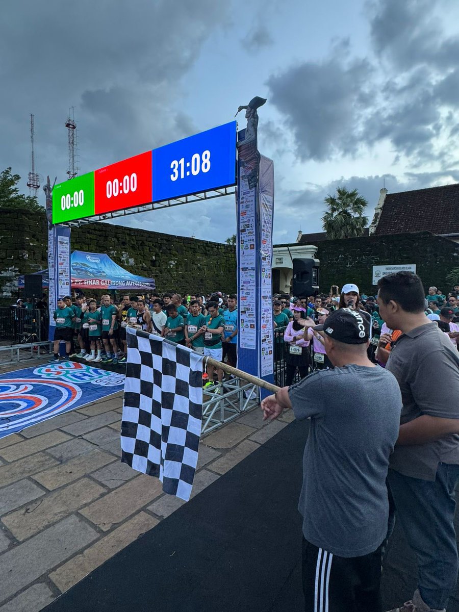 DisporaSulsel's tweet photo. Bapak Kadispora Prov. Sulsel mewakili Bapak Pj. Gubernur Prov. Sulsel membuka acara sekaligus melepas peserta lari “Sulsel Half Marathon Vol.1” di Benteng Rotterdam, Makassar (Minggu, 15 Desember 2024) https://t.co/mV51AWTNex
