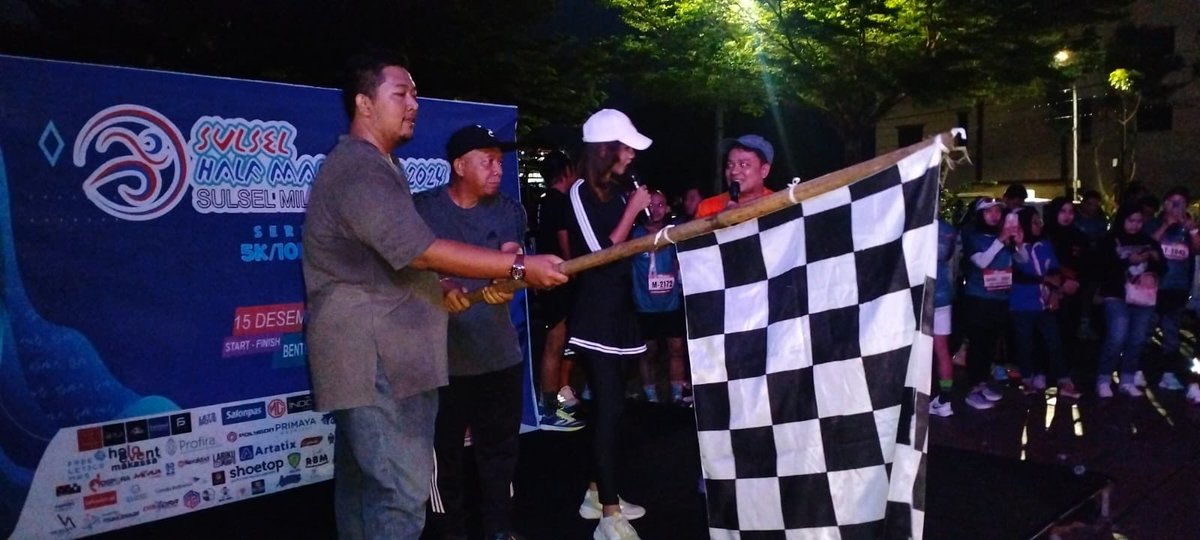 DisporaSulsel's tweet photo. Bapak Kadispora Prov. Sulsel mewakili Bapak Pj. Gubernur Prov. Sulsel membuka acara sekaligus melepas peserta lari “Sulsel Half Marathon Vol.1” di Benteng Rotterdam, Makassar (Minggu, 15 Desember 2024) https://t.co/mV51AWTNex