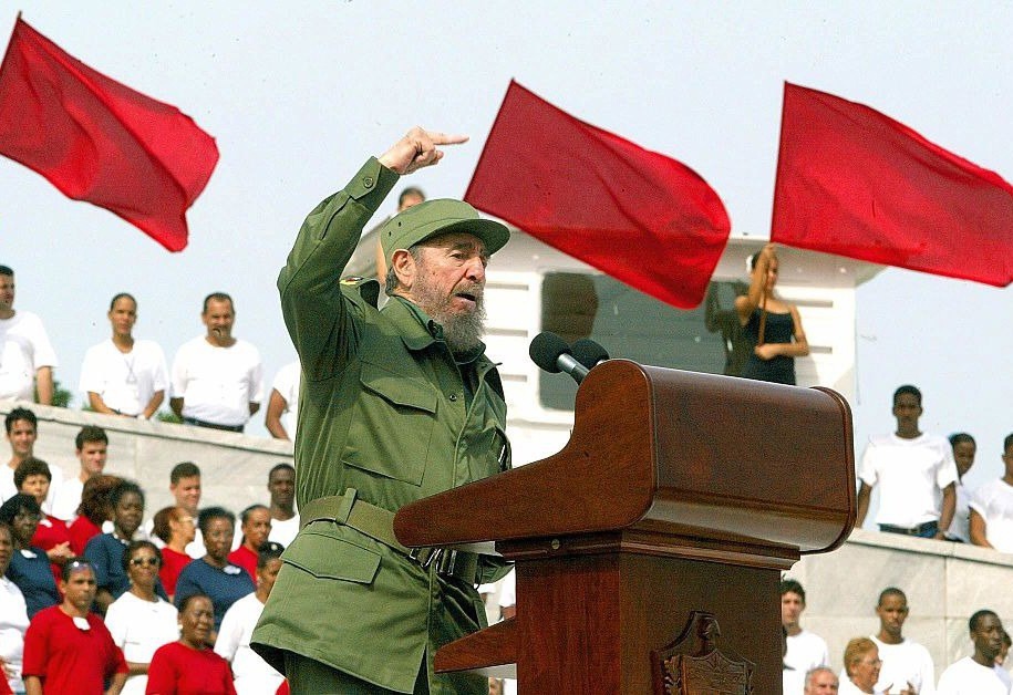 Francis49146726's tweet photo. "Un comunista es más fuerte que un capitalista, porque un comunista no se vende por dinero. El comunista tiene conciencia, y el capitalista no tiene nada más que dinero. Ni siquiera tiene patria, para él su patria es donde más pagan. + https://t.co/H0lHOCc8Di