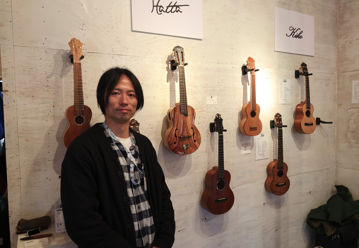 UkuleleMag_'s tweet photo. #HATTAWorks さんは
彫金作家さんとコラボしたハワイアン・コアのアーチトップや、人気彫刻作家、はしもとみおさんとのコラボ・ホンジュラス・マホ・モデル(ヘッドの立体的なねこちゃんは、はしもとさん作)などを出展。
#師走のウクレレ展 https://t.co/eiZ7IGISYG