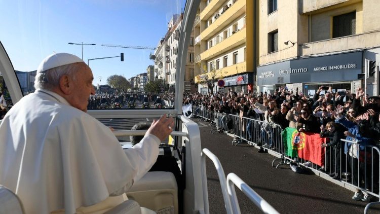 vaticannews_fr's tweet photo. 🇫🇷 À Ajaccio, François a reçu un accueil chaleureux de la part des Corses, venus en nombre pour cette journée historique. Dans la rue ou depuis les balcons, une foule immense, agitant des banderoles et des drapeaux du Vatican, a fêté cette visite inédite. 
https://t.co/1zXolVjyLE https://t.co/pIo9l8eWmJ