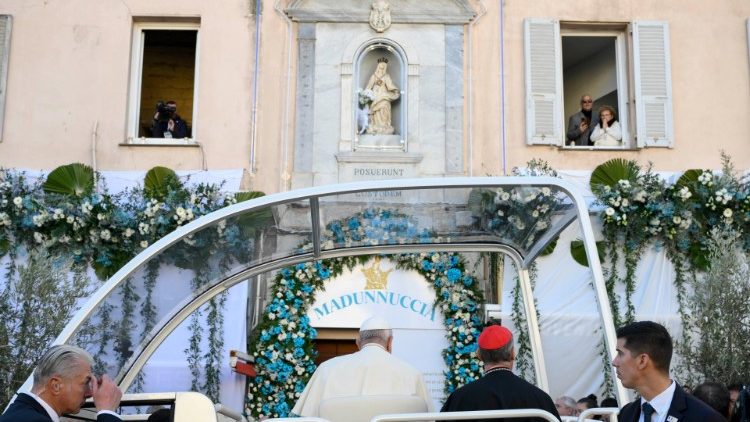 vaticannews_fr's tweet photo. 🇫🇷 À Ajaccio, François a reçu un accueil chaleureux de la part des Corses, venus en nombre pour cette journée historique. Dans la rue ou depuis les balcons, une foule immense, agitant des banderoles et des drapeaux du Vatican, a fêté cette visite inédite. 
https://t.co/1zXolVjyLE https://t.co/pIo9l8eWmJ