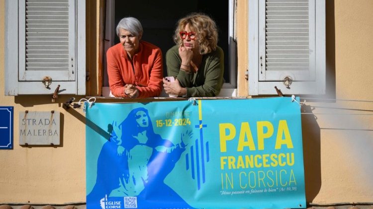 🇫🇷 À Ajaccio, François a reçu un accueil chaleureux de la part des Corses, venus en nombre pour cette journée historique. Dans la rue ou depuis les balcons, une foule immense, agitant des banderoles et des drapeaux du Vatican, a fêté cette visite inédite. 
vaticannews.va/fr/pape/news/2…