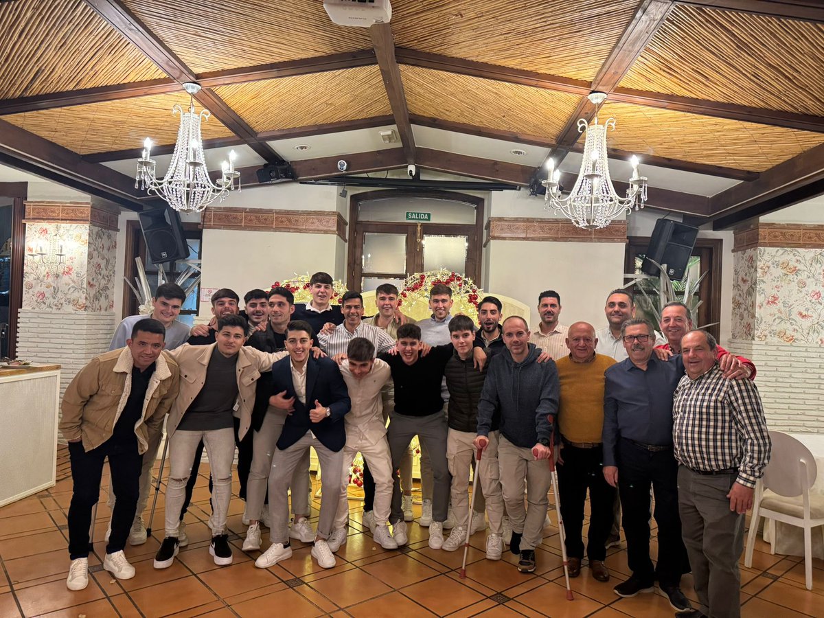 Cena de Navidad con un ➕3 importante en el último partido de casa antes del parón por las fiestas con un resultado de 7-4.

¡Vamos Coi!💪🏻⚽️🎄💛🖤