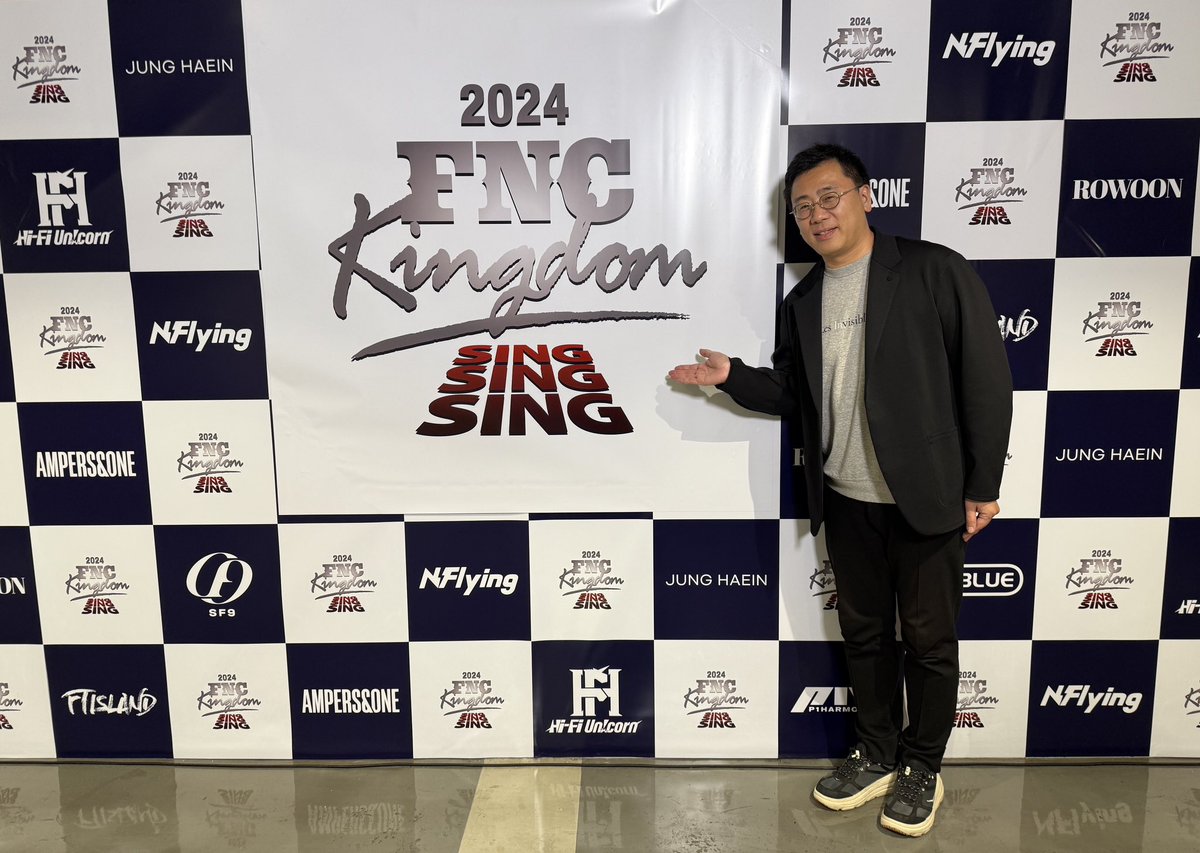 furuyamasayuki0's tweet photo. 今年も幕張メッセで行われた「FNC KINGDOM」に行って来ました‼️そうです🎤毎回恒例になっている、僕のスペシャルインタビューを全てのアーティストに実施😉今年を振り返りながら、KINGDOMのステージについてお話したっぷり伺っています👏いつ、どのような形で観れるか、まだ言えませんが😅お楽しみに👍 https://t.co/eoDyOjFuel