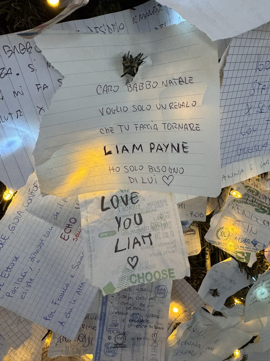 just_like_ale's tweet photo. Mi sono avvicinata al albero di natale a termimi per laaciare il mio biglietto per liam, e appena arrivara ho trovato subito un altro messaggio per lui, mi sembrava bello lasciarlo uno sopra l’altro 💔 https://t.co/OzW7ZBhwDr