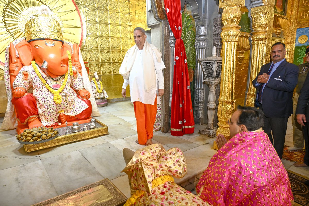 BhajanlalBjp's tweet photo. जन्मदिन के विशेष उपलक्ष्य पर आज जयपुर में प्रथम पूज्य श्री मोती डूँगरी गणेश जी महाराज के पावन दर्शन पूजन कर श्रद्धालुओं को प्रसाद वितरित किया।

भगवान गणपति जी की कृपा समस्त प्रदेशवासियों पर सदैव बनी रहे। https://t.co/Aiy67HnTax