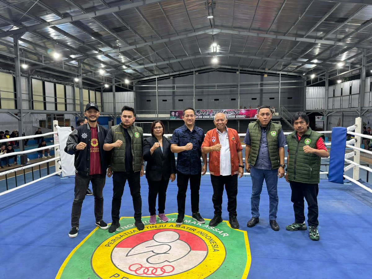 Bapak Kadispora Prov. Sulsel H. Suherman, SE, MM mewakili Bapak Pj. Gubernur Prov. Sulsel Prof. Dr. Zudan Arif Fakrulloh, SH, MH membuka Kejuaraan Tinju Daerah Se-Sulawesi Selatan di GOR Pemuda Pettarani Makassar (Minggu, 15 Desember 2024)