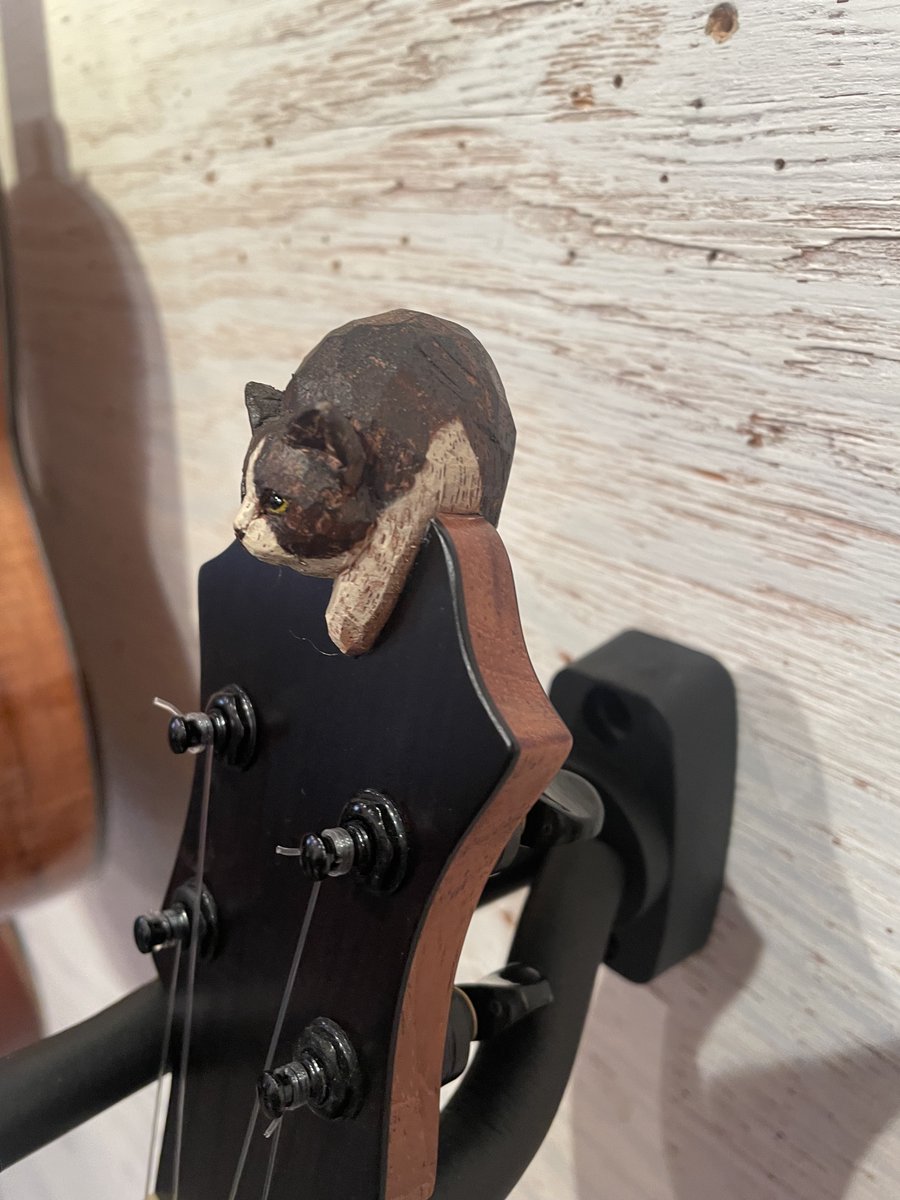 UkuleleMag_'s tweet photo. #HATTAWorks さんは
彫金作家さんとコラボしたハワイアン・コアのアーチトップや、人気彫刻作家、はしもとみおさんとのコラボ・ホンジュラス・マホ・モデル(ヘッドの立体的なねこちゃんは、はしもとさん作)などを出展。
#師走のウクレレ展 https://t.co/eiZ7IGISYG