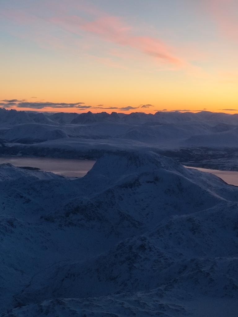 IsaacLesueur's tweet photo. Histoire de finir les vacances en beauté ! 😍🇧🇻
#tromso #arctic #laponie #norway https://t.co/VaCLu0JYOo