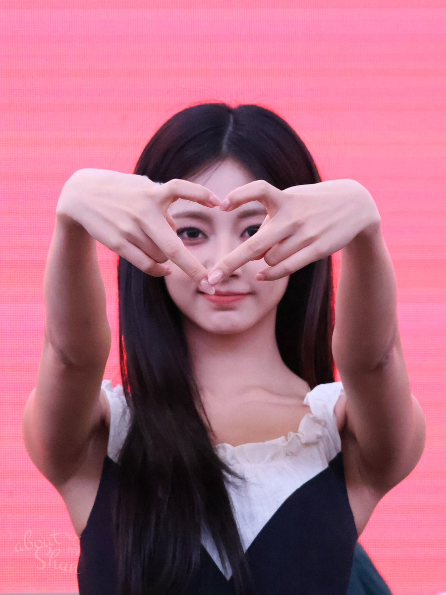 thinkaboutshun's tweet photo. 241215 팬싸

너무 귀여워… 애교 고마워💙💙💙

#TWICE #트와이스 #TZUYU #쯔위 #子瑜 #ツウィ https://t.co/LDY7YdQkQM