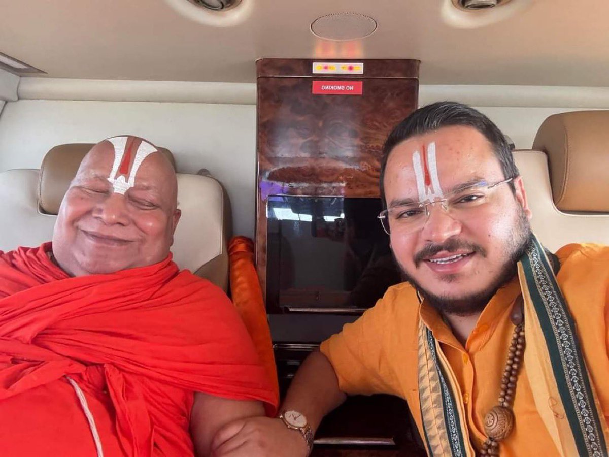 Alsi_Jiva's tweet photo. Ye uncle har mahine 5-6 lac ki kamai karte hain, crores ki cars me travel karte hain. Sirf sadhu ka vesh hai par ye ek businessman hain sadhu nahi. inka business Bharat ke Alsi itihas ko tod modkar pesh karna. 
Jain sirf Dharm hi nahi Bharat ki alsi sanskriti hai…. https://t.co/puXZ1Dq5EG
