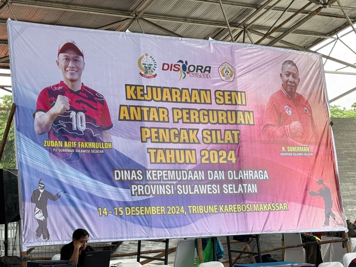 Bapak Kadispora Prov. Sulsel H. Suherman, SE, MM membuka acara Kejuaraan Seni antar Perguruan Pencak Silat di Karebosi Makassar (Minggu, 15 Desember 2024)