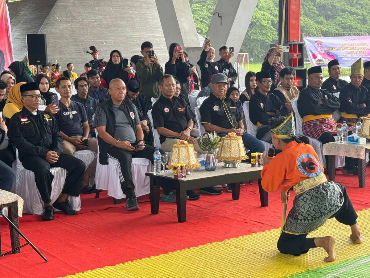 DisporaSulsel's tweet photo. Bapak Kadispora Prov. Sulsel H. Suherman, SE, MM membuka acara Kejuaraan Seni antar Perguruan Pencak Silat di Karebosi Makassar (Minggu, 15 Desember 2024) https://t.co/XDFPeNf99S