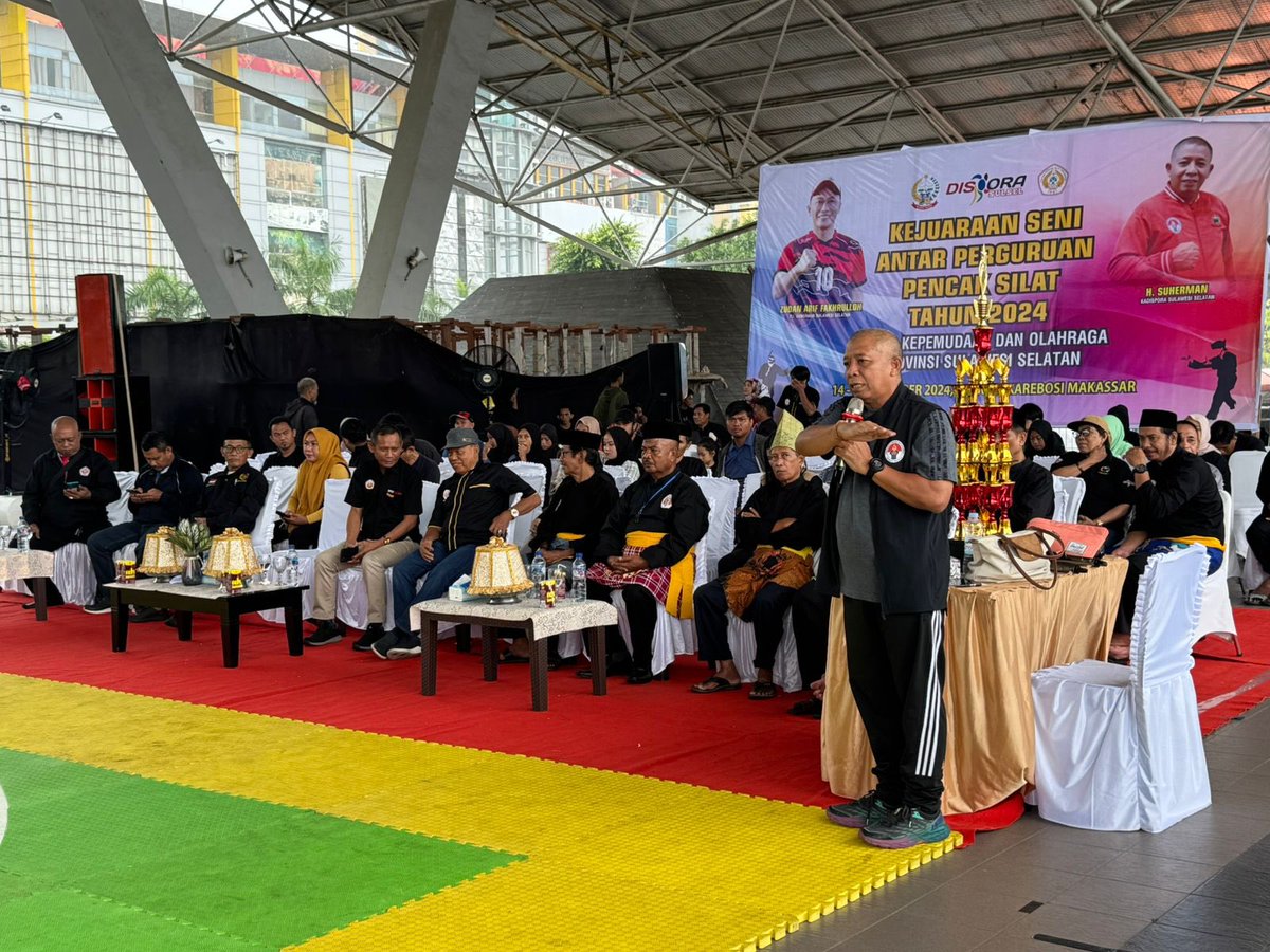 DisporaSulsel's tweet photo. Bapak Kadispora Prov. Sulsel H. Suherman, SE, MM membuka acara Kejuaraan Seni antar Perguruan Pencak Silat di Karebosi Makassar (Minggu, 15 Desember 2024) https://t.co/XDFPeNf99S