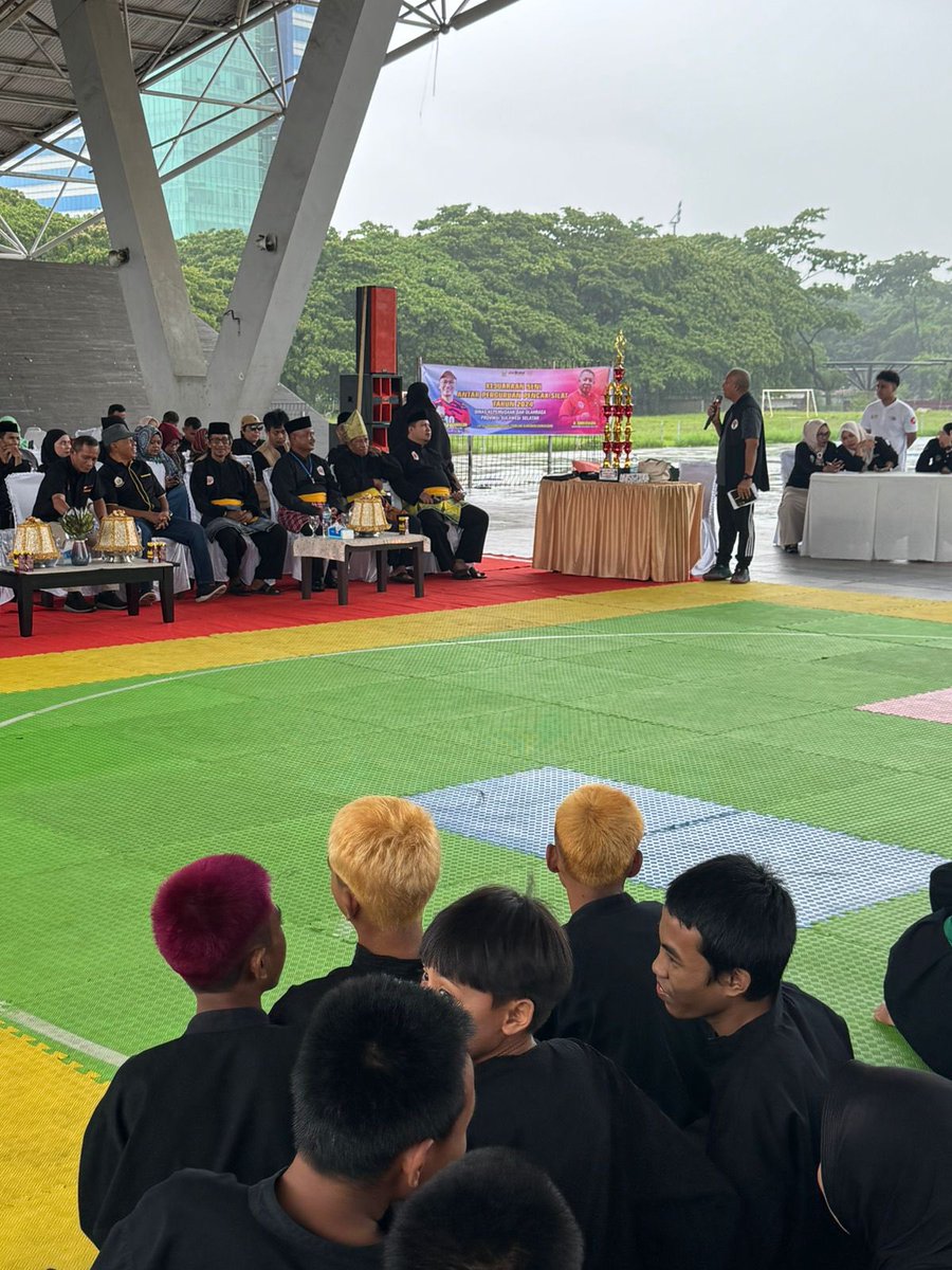 DisporaSulsel's tweet photo. Bapak Kadispora Prov. Sulsel H. Suherman, SE, MM membuka acara Kejuaraan Seni antar Perguruan Pencak Silat di Karebosi Makassar (Minggu, 15 Desember 2024) https://t.co/XDFPeNf99S