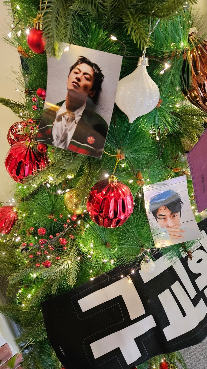 📍天長地久

4번째 카페!!
길 잃고 우왕좌왕해서 시간 낭비를 해버렷서요... 갔더니 럭드도 소진되고 디저트도 소진됐더라구요🥺 쿠키 이뻤는데...🎬
그래도 내부가 정말 이뻤어요! 홍콩영화 분위기가💙
#구교환과_영수증의_天長地久
#교환의_영화는_계속되니까_컷 !