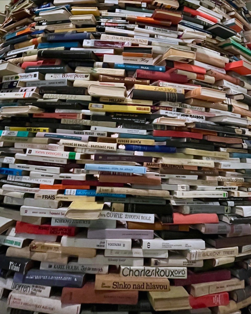 parmarthmori's tweet photo. Exploring the infinity book tower made of 8,000 books!📚 

#BookTower #BookTunnel #municipalitylibrary #books #prague #europe #parmarth #pm https://t.co/6FNZk9iMH3