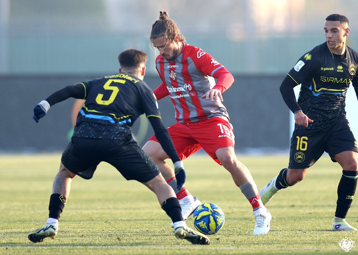 USCremonese's tweet photo. HALF TIME

🏆 Serie BKT
⚽ Cittadella-Cremonese 0️⃣-0️⃣
⏱️Tante occasioni per noi al Tombolato, ma il primo tempo si chiude in parità ⏸️

#AmarsiAncora #forzagrigiorossi #daiCremo #SerieBKT #CitCre https://t.co/Q6sMgVJ0xS
