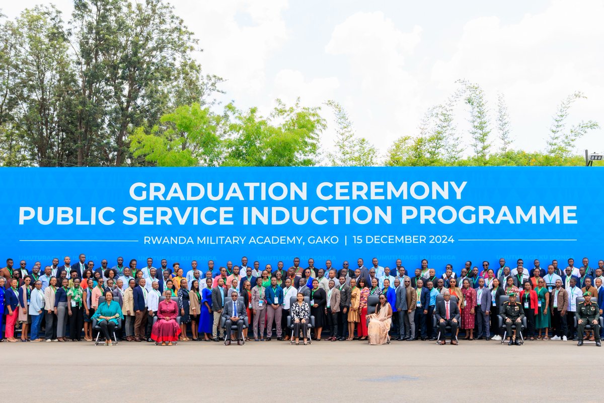 RwandaLabour's tweet image. Today, 957 public servants graduated from the inaugural National Induction Programme, in a ceremony officiated by @DrSenait. The programme is designed to promote 🔹Collaboration
 🔹Professionalism &amp;amp; ethics
 🔹Strategic alignment, to advance NST2 &amp;amp; V2050 goals #TeamRwanda #OneTeam