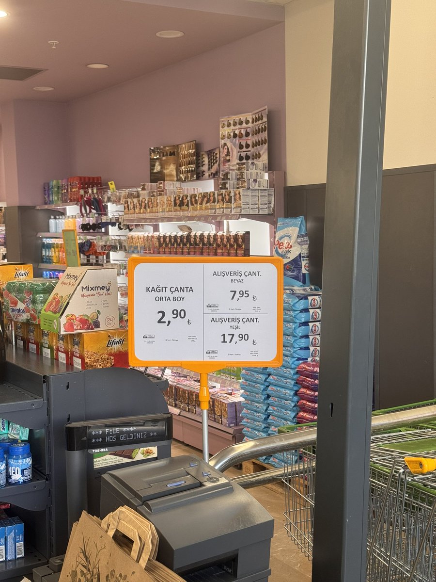 Ülkede kanun koyucular değişti de milletin haberi mi yok.Devlet gerekeni derhal yapmalıdır. Vatandaşa 25 krş’luk poşeti kaldırdım deyip 2,90₺ye poşet itelemek ancak bim’in alt market zinciri #filemarket ‘e yaraşır. #GelecekİçinDeğiştir
<a href="/csbgovtr/">T.C. Çevre, Şehircilik ve İklim Dğş. Bakanlığı</a> <a href="/ticaret/">T.C. Ticaret Bakanlığı</a> <a href="/HMBakanligi/">T.C. Hazine ve Maliye Bakanlığı</a> <a href="/RTErdogan/">Recep Tayyip Erdoğan</a>
