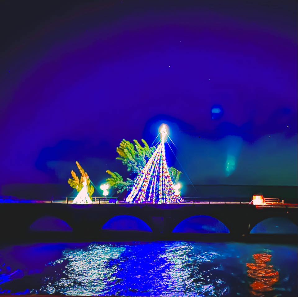 FlaKeysResorts's tweet photo. ππ΄ Merry Christmas 2024 from the one and only #FredTheTree! Standing tall on the 7 Mile Bridge, Fredβs festive glow reminds us why the Florida Keys are truly magical this time of year. Whoβs stopping by to see Fred all decked out for the holidays? πβ¨
πΈ by https://t.co/i9VYkcUNAA
#FloridaKeysChristmas #FredTheTree #HolidayMagic #7MileBridge #IslandTraditions #KeyWestHoliday