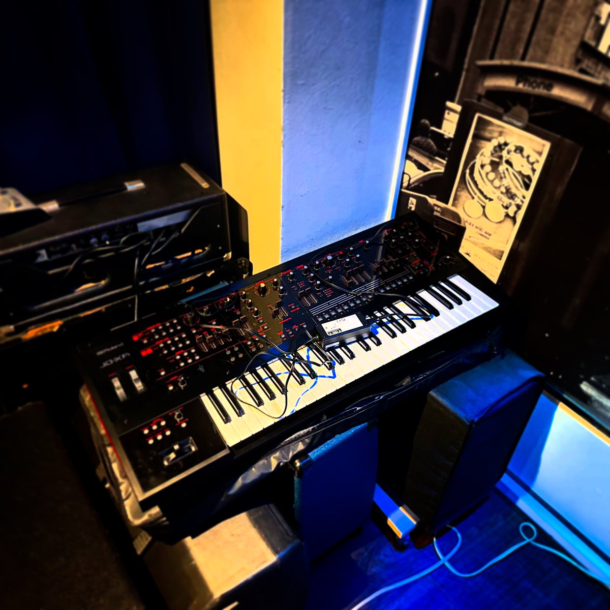 tdske's tweet photo. そんなこんなでソロその25無事終了。
ご来場ご視聴本当にありがとうございました☺️
写真は、昨日届いたお友達を使おうと持ち込んだのに、置き場所が上手く折り合い付かず傍で見守りたいとなった #roland #jdxa
今日は使わなかったけど、暫く掘り下げてみます。
次回は来年の2/9、宜しくお願いいたしまーす。