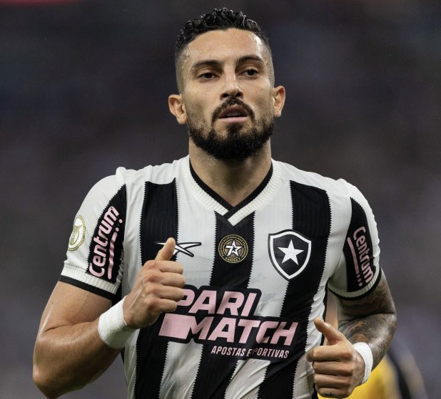 voltasport's tweet photo. 🎂 3️⃣2️⃣ Alex #Telles 
@AT13Oficial cumple 32 años el defensa portugues del Botafogo FR, ha estado en las grandes ligas europeas y ha jugado en EC Juventude, Grêmio, Galatasaray SK, Inter, FC Porto, Manchester United,  Sevilla y Al-Nassr, participó en el Mundial 2022. https://t.co/oSnrDxi8zg